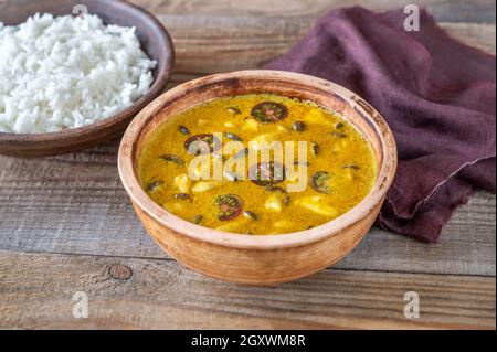 Bol de curry aux champignons jaunes sur la table en bois Banque D'Images