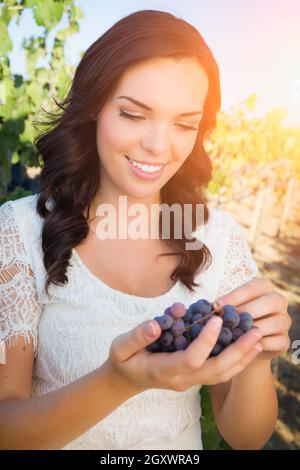 Belle Jeune femme adultes bénéficiant d'une promenade dans le vignoble de raisin. Banque D'Images
