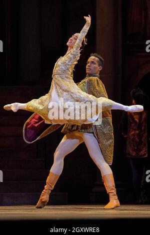 Beatrice Parme et Gabriel Anderson, comme Paris, du Birmingham Royal Ballet se produit lors d'une répétition de la robe pour Roméo et Juliette, car la compagnie marque un retour à l'hippodrome de Birmingham après 18 mois. Le spectacle se déroule jusqu'au 9 octobre avant d'aller au Théâtre Royal Plymouth du 27 au 30 octobre. Date de la photo: Mardi 5 octobre 2021. Banque D'Images