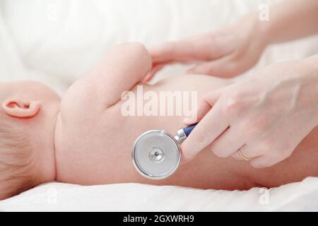 Stéthoscope écoutant le rythme cardiaque ou les poumons du nouveau-né. Rendez-vous de soins de santé pour nourrissons avec un pédiatre Banque D'Images