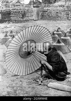 Fabricant de parapluies, Japon, début 1900 Banque D'Images