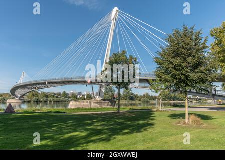 Passerelle de deux rives, passerelle pour piétons et cyclistes sur le Rhin entre Kehl et Strasbourg. Le pont symbolise la paix en Europe. Banque D'Images