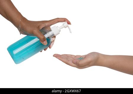 Gel d'alcool.Nettoyage des mains un doigt pompant l'assainisseur sur la main.Prévenir la propagation des germes et des bactéries pour éliminer et éviter les infections coronavir Banque D'Images
