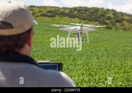 Drone UAV pilote aux commandes et la collecte de données sur les terres agricoles du pays. Banque D'Images