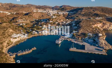 Voilier amarré au port de Kimolos en Grèce Banque D'Images