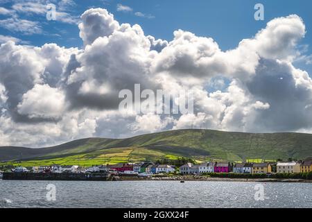 Portmagee village et port, vue de la mer, situé au bord de l'océan Atlantique, anneau de Kerry, Wild Atlantic Way, Irlande Banque D'Images