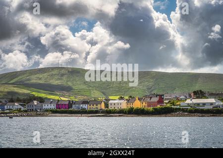 Maisons colorées dans le village de Portmagee, vue de la mer, situé au bord de l'océan Atlantique, anneau de Kerry, Wild Atlantic Way, Irlande Banque D'Images