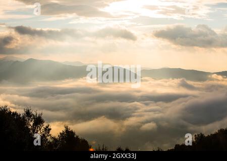 Lever de soleil d'automne et tapis nuagé sur le pic de Puigsacalm, la Garrotxa, Gérone, Espagne Banque D'Images