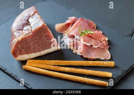 Jambon italien servi avec des graissini Banque D'Images