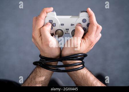 Addiction aux jeux vidéo. Câble et manette de jeu ou manette de jeu Banque D'Images