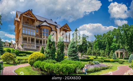 Kiev, Ukraine 07.10.2020. Honka ou la maison principale en bois de la résidence Mezhyhirya, Kiev, Ukraine, par une belle journée d'été Banque D'Images