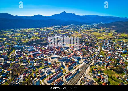 Ville d'Ogulin et de Klek vue panoramique sur la montagne, paysage du centre de la Croatie Banque D'Images