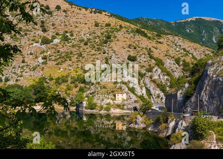 Lac San Domenico avec Eremo di San Domenico près de Scanno, province de l'Aquila, région des Abruzzes, Italie Banque D'Images