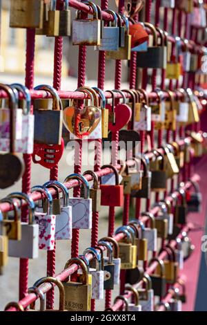 Amour coeur serrures sur une clôture rouge dans Maribor romantique fond . Banque D'Images