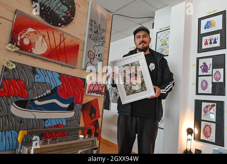 24 septembre 2021, Brandebourg, Francfort (Oder) : Philip Murawski, étudiant en études culturelles à l'Université européenne 'Viadrina', se trouve dans son magasin d'art 'Kukuryku'. La boutique d'art est située dans un ancien bâtiment de panneaux GDR. Dans la ville jumelle germano-polonaise de Francfort (Oder) - Slubice, une scène artistique et culturelle diversifiée s'est apparemment développée et que seuls les initiés connaissent. Ceci est sur le point de changer avec la boutique d'art 'Kukuryku! Photo: Patrick Pleul/dpa-Zentralbild/dpa Banque D'Images