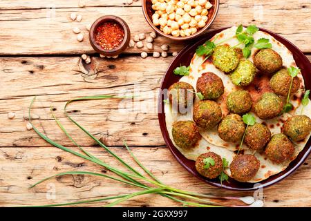 Boulettes de falafel faites de légumineuses hachées ou de pois chiches Banque D'Images