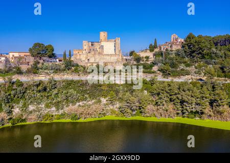 Vue aérienne du marais foix, du château et de l'église de Sant Pedro, à Castellet, Catalogne, Espagne Banque D'Images