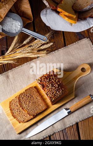 Pain complet humide, grains entiers broyés ou moulus Banque D'Images