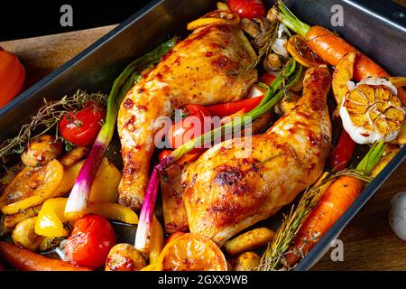 cuisses de poulet frites avec divers légumes Banque D'Images