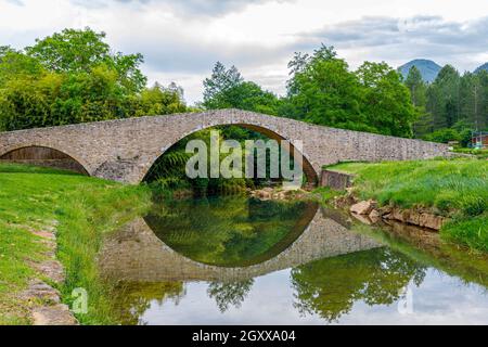 Pont médiéval sur la Rialsesse à Serres, en France, situé dans le département de l'Aude et dans la région Languedoc Roussillon. Banque D'Images