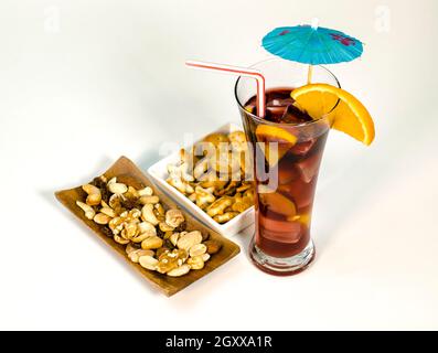 Boisson rafraîchissante de la sangria typique de l'Espagne, avec glace et fruits. Avec écrous Banque D'Images