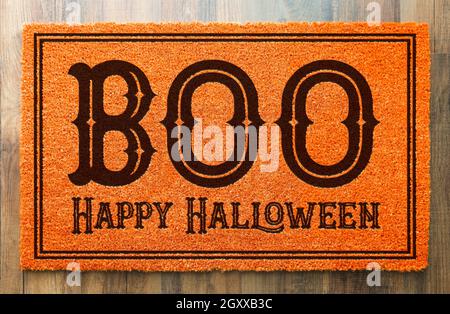 Boo, Happy Halloween Orange Mat Bienvenue sur fond de plancher de bois. Banque D'Images