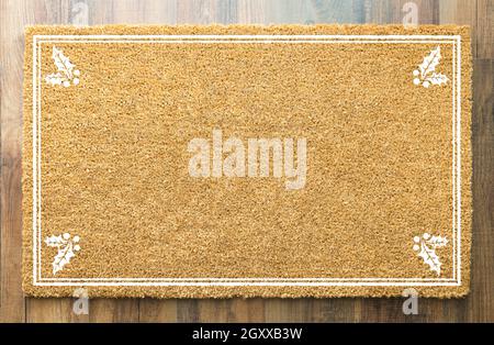 Tapis de bienvenue des fêtes vierge avec houx sur fond de plancher en bois. Banque D'Images