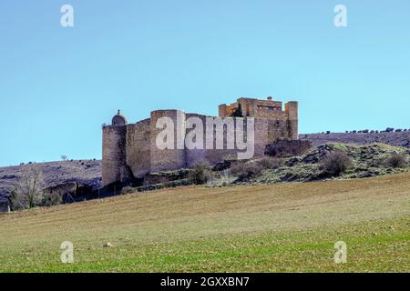 Le château-forteresse de Palazuelos, situé sur une petite écluse, est un bâtiment commandé par le I Marquis de Santillana, Don Iñigo Lopez de Mendoza, Banque D'Images