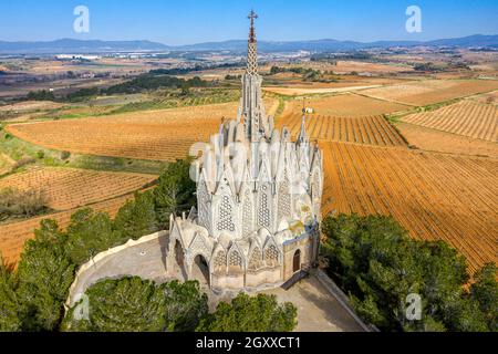 Sanctuaire de Montserrat en Miraflores de Alt Camp, province de Tarragone, en Catalogne, Espagne. Par l'architecte moderniste Josep Maria Jujol Banque D'Images