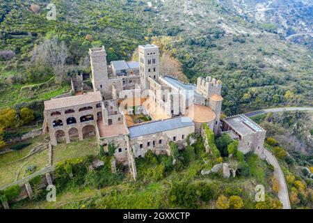 L'abbaye romane de Sant Pere de Rodes dans Parc Naturel du Cap de Creus. C'est un ancien monastère bénédictin dans la comarca de l'Alt Empordà, dans le no Banque D'Images