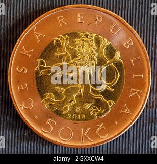 Enregistrer Télécharger Aperçu République tchèque monnaie 50 kc coin (CZK ou 'koruna') isolé sur fond noir. Inverse Banque D'Images