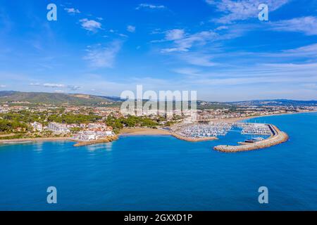 Vue sur le village, mer méditerranée, Roc Sant Gaieta, Roda de Bera, Costa Daurada, Province de Tarragone, Catalogne. Banque D'Images