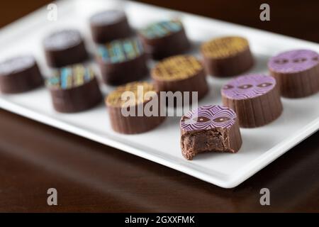 Bonbons au chocolat fin Artisan sur plat de service. Banque D'Images