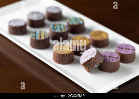 Bonbons au chocolat fin Artisan sur plat de service. Banque D'Images