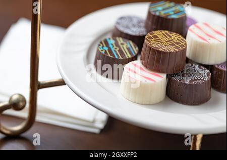 Bonbons au chocolat fin Artisan sur plat de service. Banque D'Images