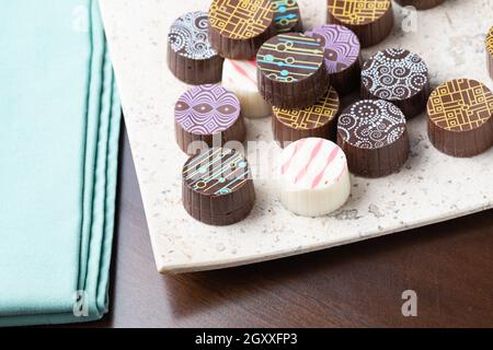 Bonbons au chocolat fin Artisan sur plat de service. Banque D'Images