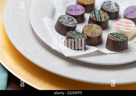 Bonbons au chocolat fin Artisan sur plat de service. Banque D'Images