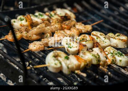 Brochettes de poisson aux crevettes et calmars sur le gril Banque D'Images