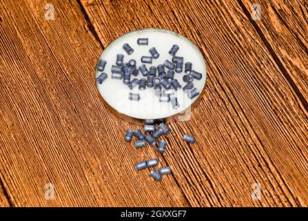 Balles de plomb pour armes pneumatiques. Balles de calibre 4,5 mm. Banque D'Images