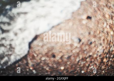 Le bokeh de l'eau s'illumine sur la côte.fond naturel. Banque D'Images