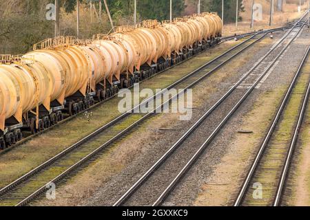 Wagons-citernes de chemin de fer utilisés pour le transport de produits pétroliers Banque D'Images
