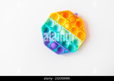 Le jouet sensoriel le plus à la mode. Nouveau jouet anti-stress pop IT en forme d'hexagone très populaire. Jouet violon Rainbow Pop, place pour le texte Banque D'Images