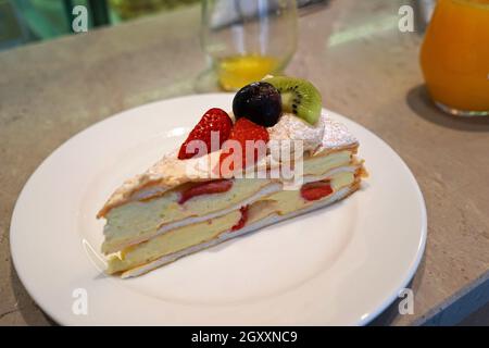 Gros plan sur la crème fruitée aux baies, gâteau au béze, couche de meringue croquante sandwich Banque D'Images