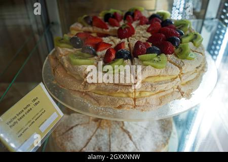 Gros plan sur la crème fruitée aux baies, gâteau au béze, couche de meringue croquante sandwich Banque D'Images