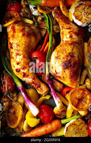 cuisses de poulet frites avec divers légumes Banque D'Images