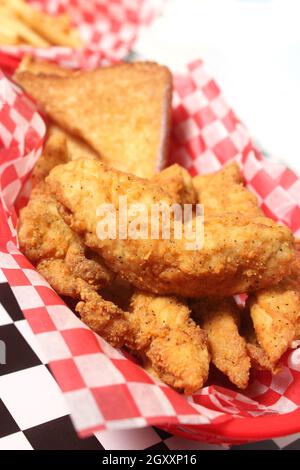 Filets de poulet avec toast au restaurant Retro Diner sur table Banque D'Images