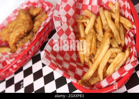 Filets de poulet avec toast au restaurant Retro Diner sur table Banque D'Images