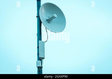 Installation de l'antenne du point d'accès sans fil sur le poteau de rue Banque D'Images