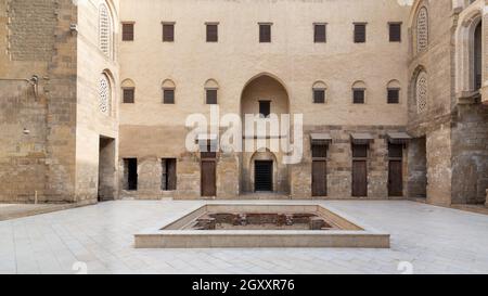 Façade de la cour principale de la mosquée historique publique de l'époque Mamluk du Sultan Qalawun, rue Moez, quartier de Gamalia, le Caire, Égypte Banque D'Images