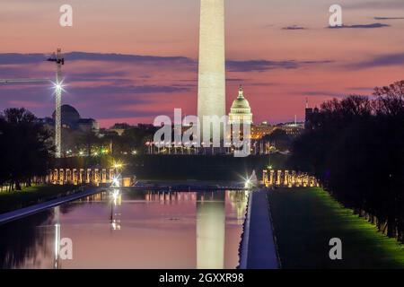 Monument de Washington, mis en miroir dans la piscine à réflexion de Washington, D.C., États-Unis au lever du soleil Banque D'Images